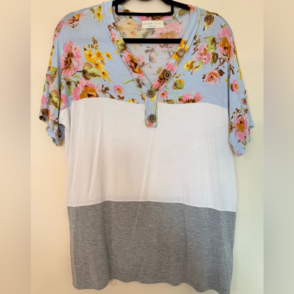 Perfect Peach Floral Colorblock V-Neck Tee in Light Blue, White & Gray